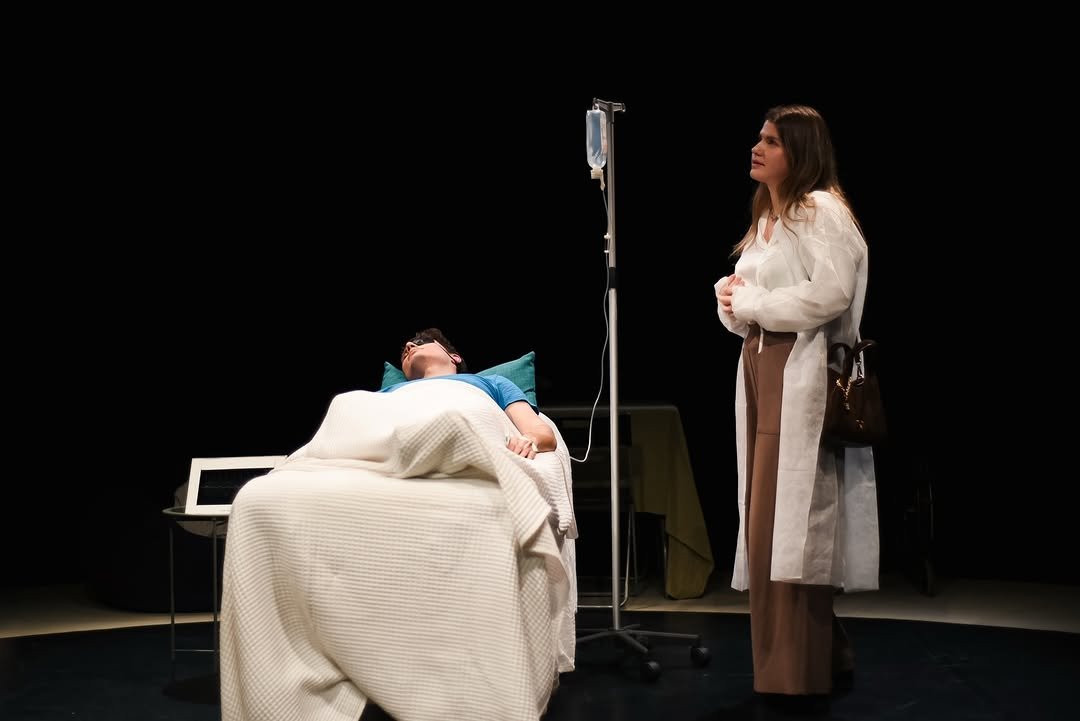 Scenă din spectacolul Semne de bună purtare, Acting up.
