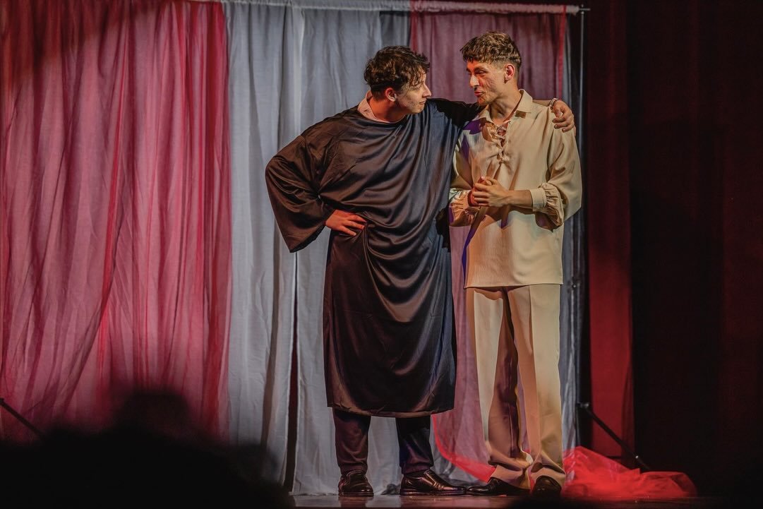 Scenă din spectacolul Romeo și Julieta, Acting up.