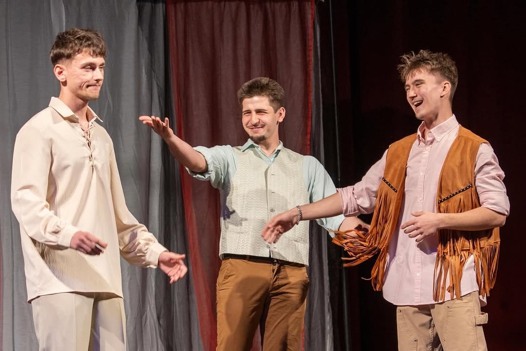 Adolescenți Acting up pe scenă, în spectacolul Romeo și Julieta