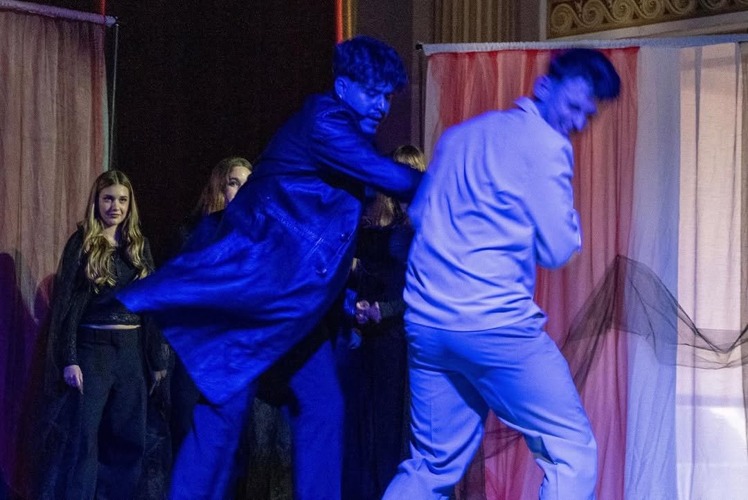 Scenă din spectacolul Romeo și Julieta, Acting up.