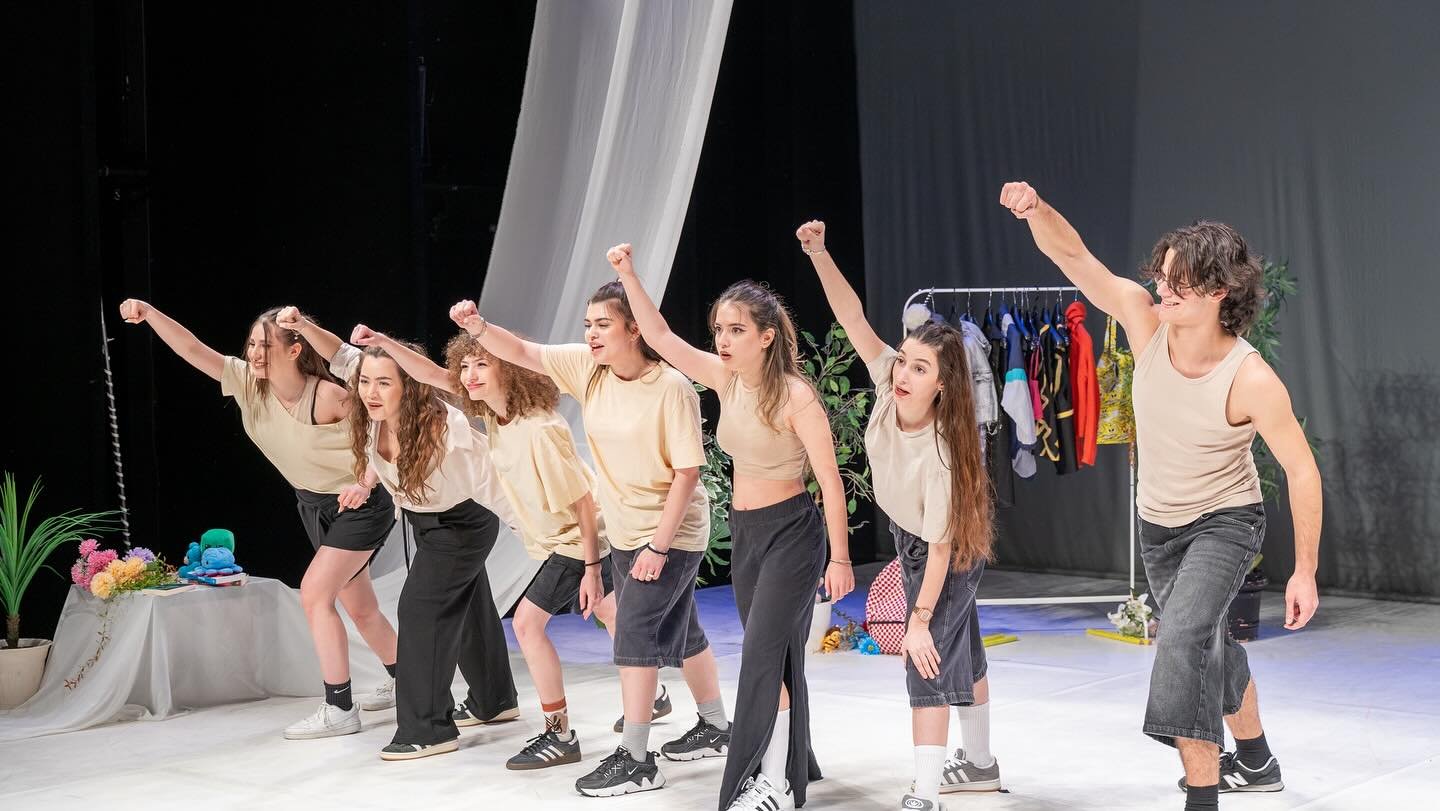 Adolescenți Acting up pe scenă, în spectacolul Albina din capul meu