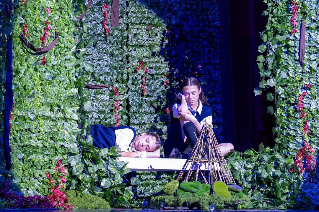 Scenă din spectacolul Împăratul muștelor, Acting up.