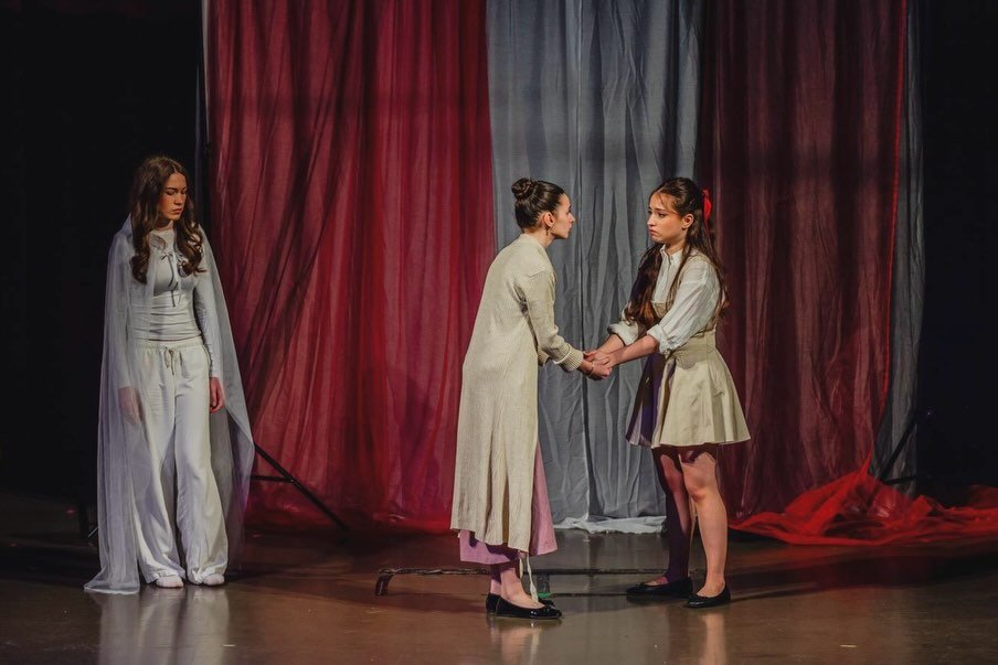 Scenă din spectacolul Romeo și Julieta, Acting up.