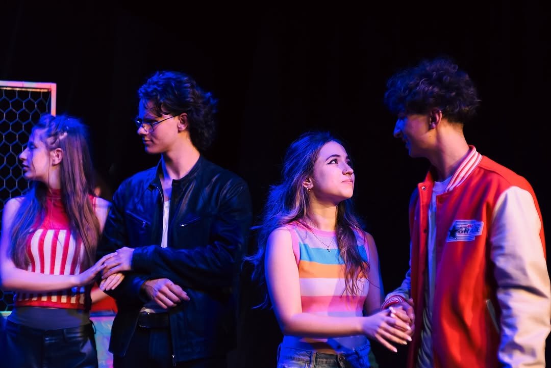 Adolescenți Acting up pe scenă, în spectacolul Visul unei nopți de vară