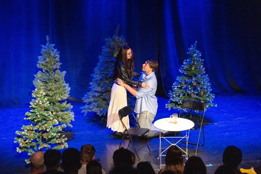 Scenă din spectacolul Almost, Maine, Acting up.