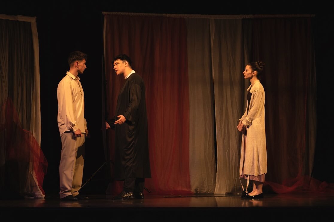Scenă din spectacolul Romeo și Julieta, Acting up.