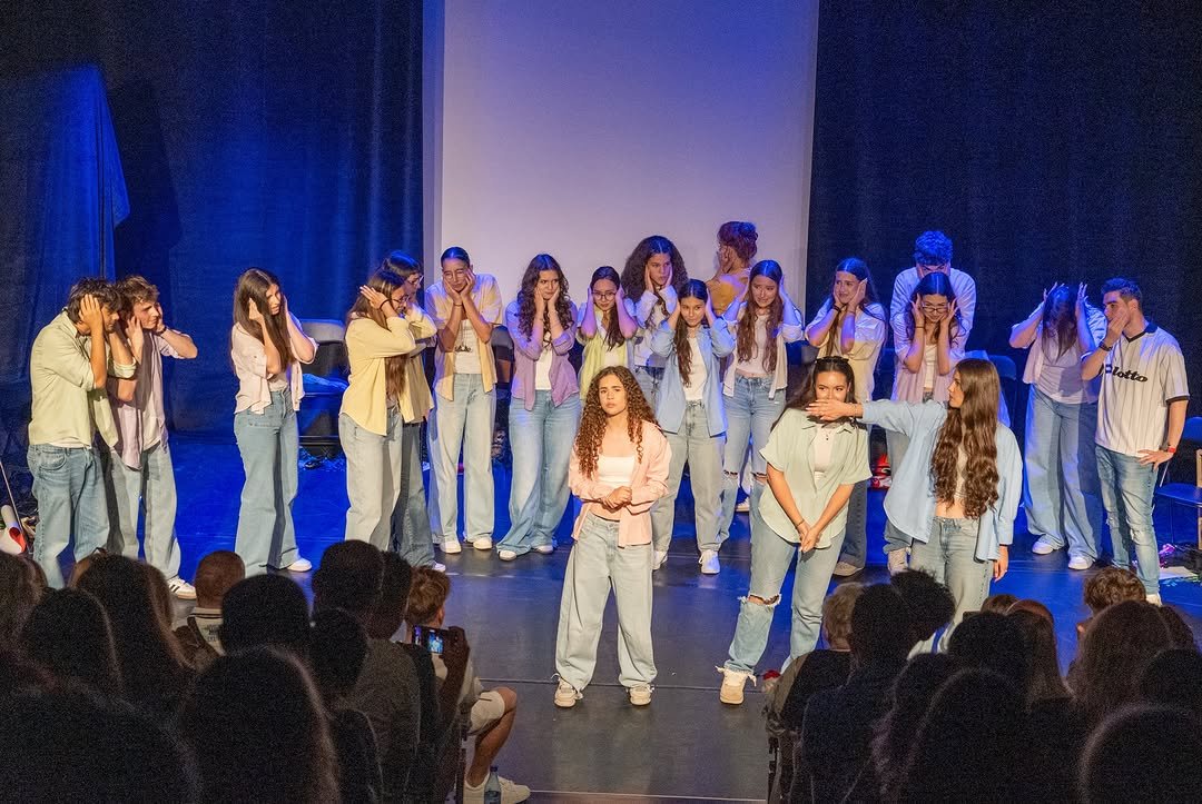 Scenă din spectacolul Motive, Acting up.