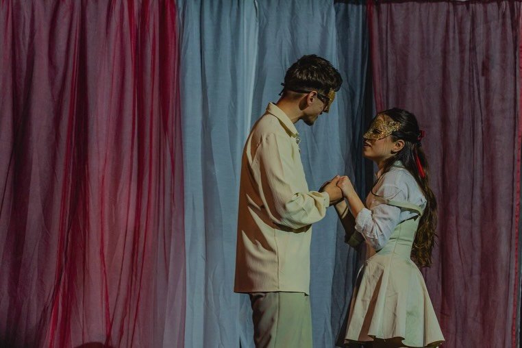 Scenă din spectacolul Romeo și Julieta, Acting up.