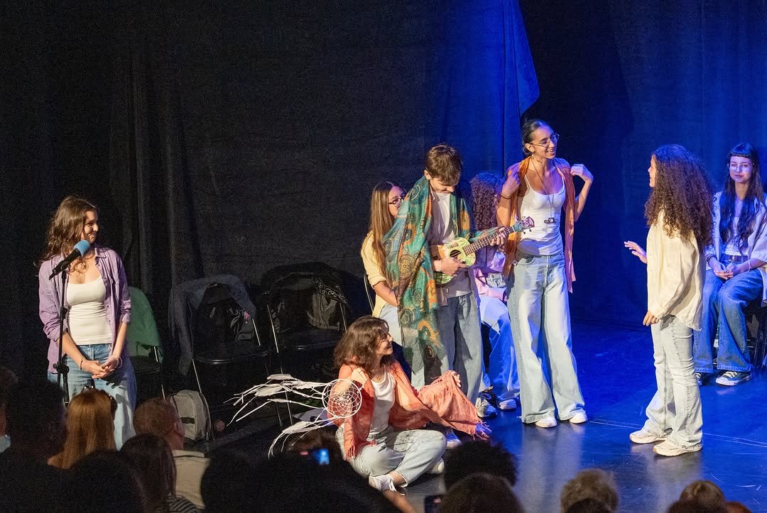 Scenă din spectacolul Motive, Acting up.
