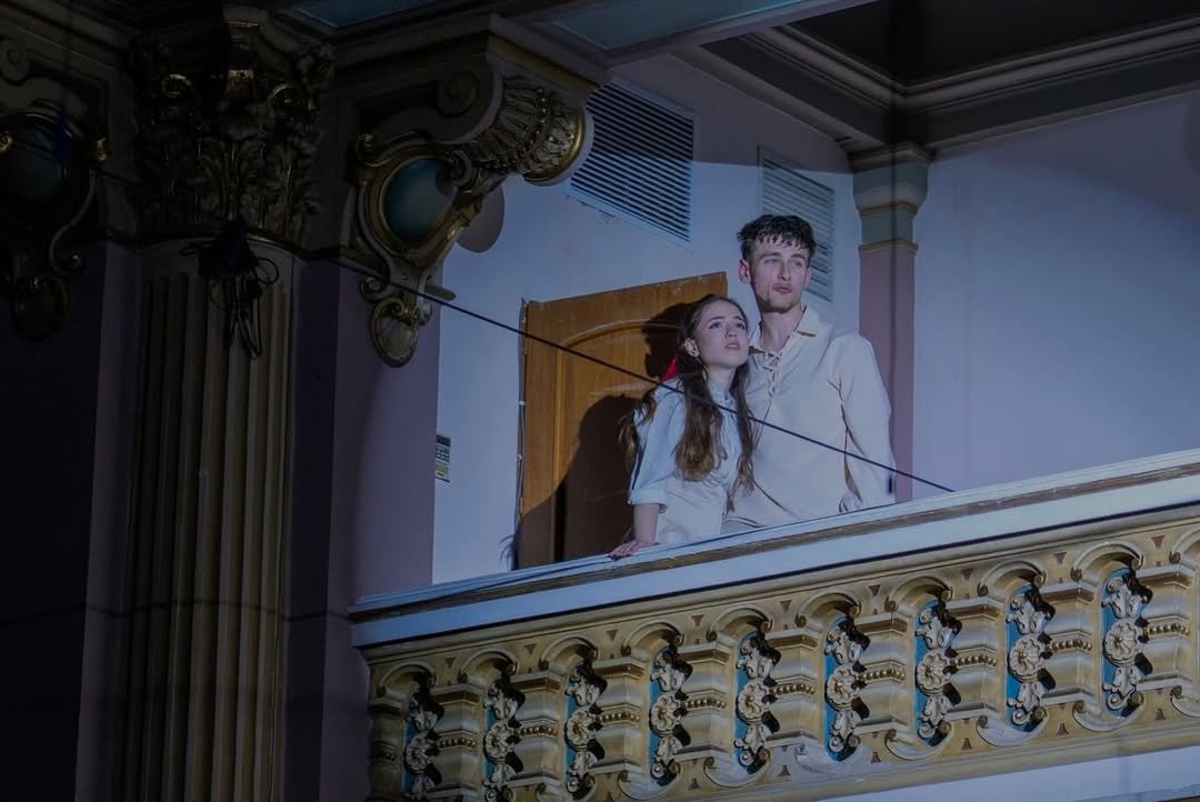 Scenă din spectacolul Romeo și Julieta, Acting up.