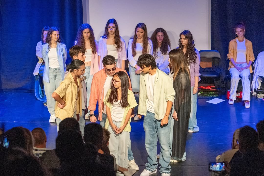 Scenă din spectacolul Motive, Acting up.