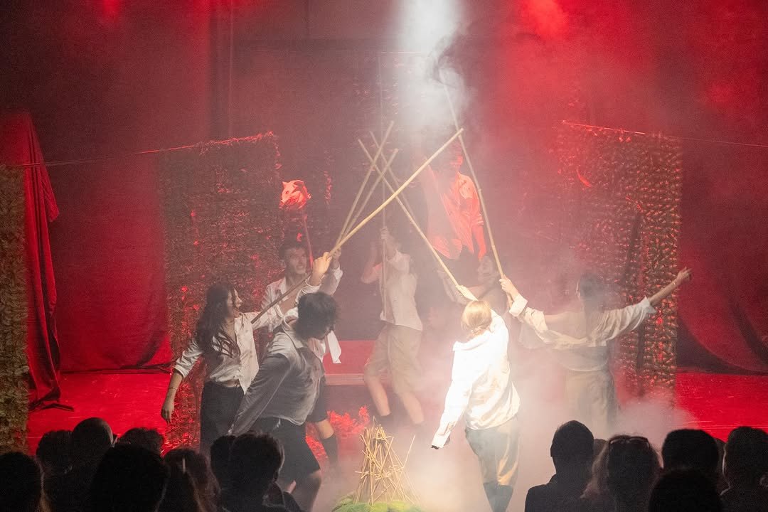 Scenă din spectacolul Împăratul muștelor, Acting up.