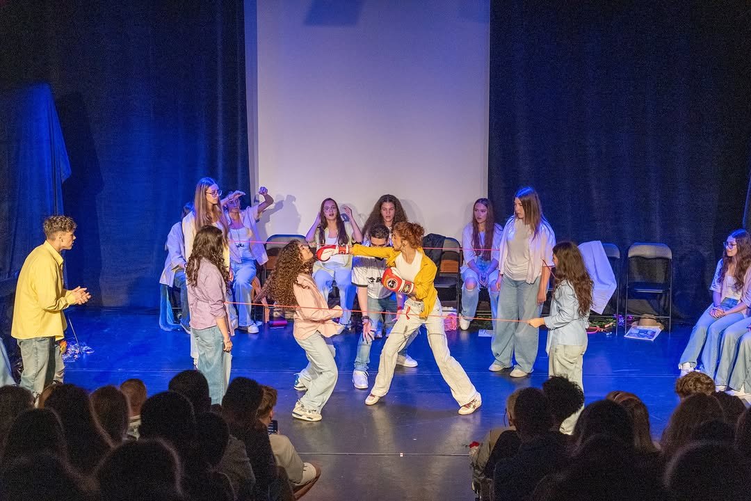 Scenă din spectacolul Motive, Acting up.