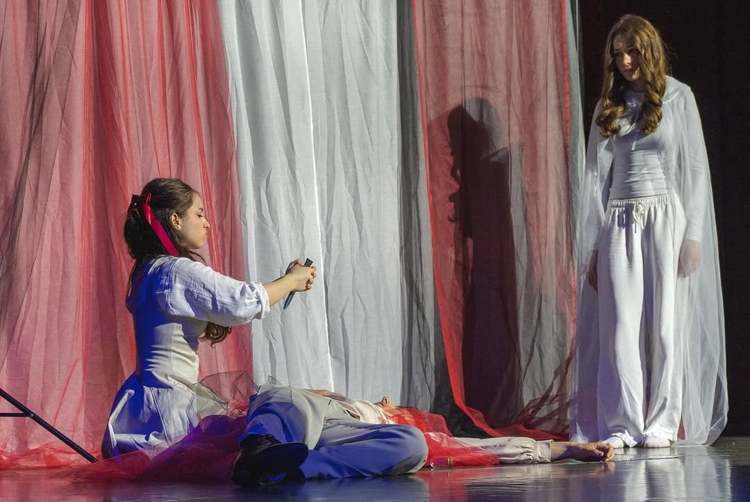 Scenă din spectacolul Romeo și Julieta, Acting up.